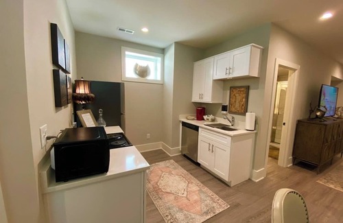 Wilmont Apartamento | Elegant King Bed Apartment In Quiet Neighborhood