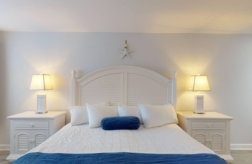 Lower Township Hotel | Elegant King Room for a Relaxing Beach Escape