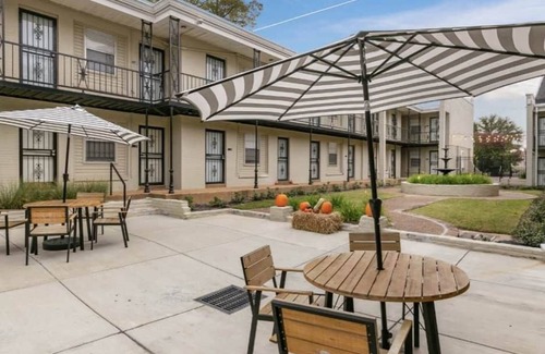 Medical District Apartamento | Elegant King Suite Downtown with Free Parking
