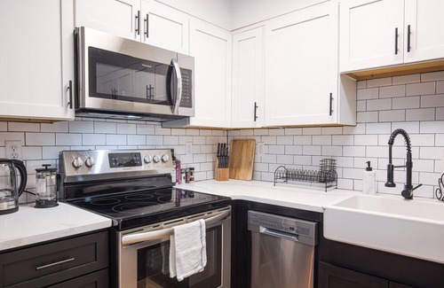 Medical District Apartamento | Elegant King Suite Downtown with Free Parking