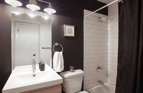 Medical District Apartamento | Elegant King Suite Downtown with Free Parking