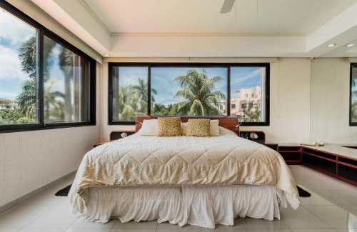 Zona Hotelera Villa | Elegant Lagoon front Villa by CASA PARAISO