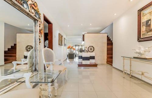 Zona Hotelera Villa | Elegant Lagoon front Villa by CASA PARAISO