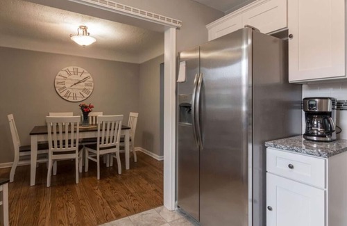 Royal Oak Casa | Elegante casa grande con comodidades modernas para 10 en N. Royal Oak cerca de Birmingham!
