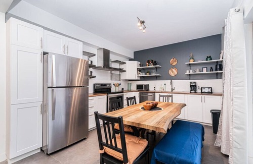 Mercier-Hochelaga-Maisonneuve Apartamento | Elegant & Modern 4-Bedroom Retreat in Mercier-Hochelaga | Comfort & Convenience