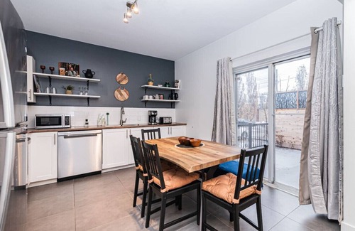 Mercier-Hochelaga-Maisonneuve Apartamento | Elegant & Modern 4-Bedroom Retreat in Mercier-Hochelaga | Comfort & Convenience