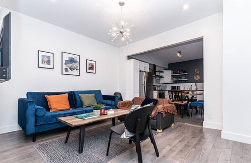 Mercier-Hochelaga-Maisonneuve Apartamento | Elegant & Modern 4-Bedroom Retreat in Mercier-Hochelaga | Comfort & Convenience