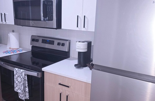 Regina Casa | Elegant Modern Suite with Free Parking near Parks, Malls & Transit