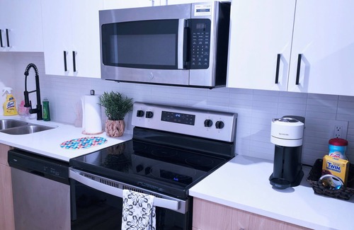 Regina Casa | Elegant Modern Suite with Free Parking near Parks, Malls & Transit