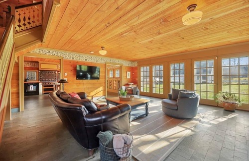 Williamstown Casa | Elegant Mountain View Retreat By Evergreen Home