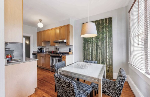Cherry Condominio | 500 Queens #8:Stylish 2BR in Myers Park w/ sunroom