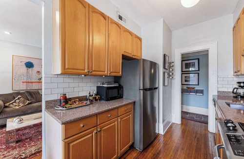 Cherry Condominio | 500 Queens #8:Stylish 2BR in Myers Park w/ sunroom