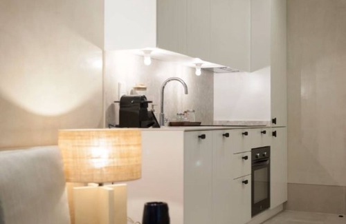 Huertas Apartamento | Elegant Neptuno-cortes Apartment for 2 People
