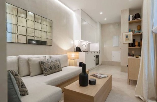 Huertas Apartamento | Elegant Neptuno-cortes Apartment for 2 People