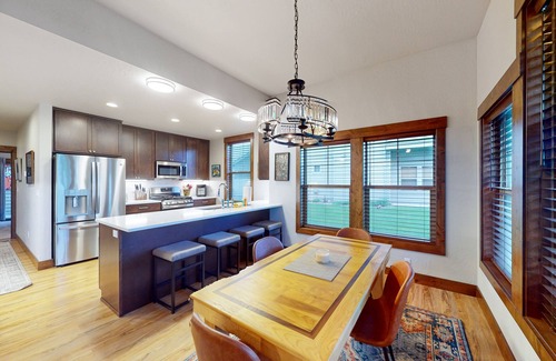 Dover Bay Condominio | Elegant, newer, 1st-floor condo with private hot tub - steps to resort marina