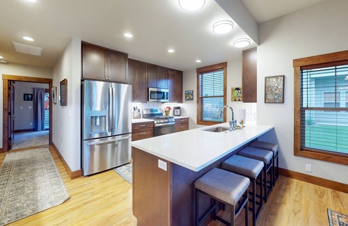 Dover Bay Condominio | Elegant, newer, 1st-floor condo with private hot tub - steps to resort marina
