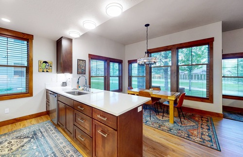 Dover Bay Condominio | Elegant, newer, 1st-floor condo with private hot tub - steps to resort marina