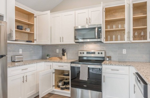Harrisonville Casa | Elegant Newly Constructed Home 4BDR | 3 Bath