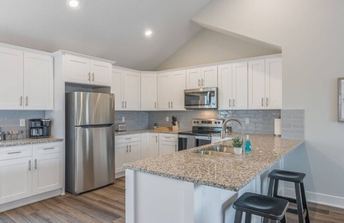 Harrisonville Casa | Elegant Newly Constructed Home 4BDR | 3 Bath