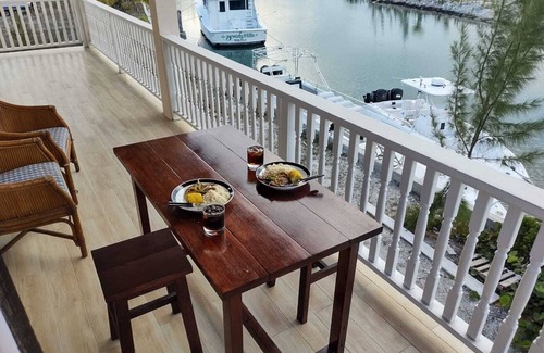 South Seas Estates Condominio | Elegant Oak Canalfront Condo