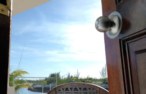 South Seas Estates Condominio | Elegant Oak Canalfront Condo