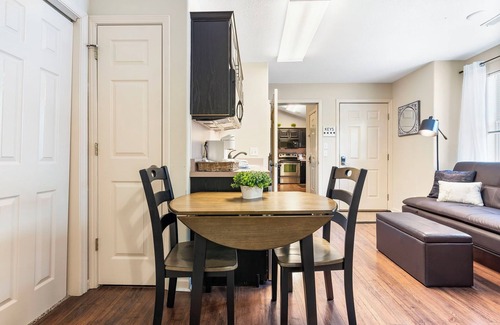 Branson West Condominio | Elegant Oasis in the Ozarks: Queen Studio Suite at StoneBridge Village