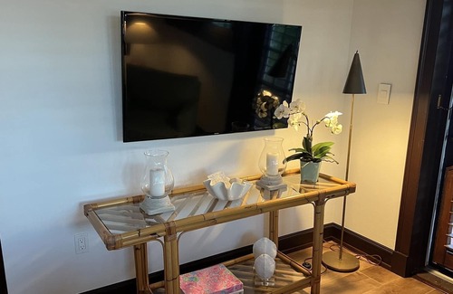Palm Beach Apartamento | Elegant One Bedroom Suite, Separate Living Room with Private Terrace