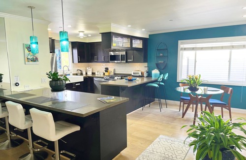 Woodland Hills Casa | Elegant, peaceful, contemporary hillside home w/tropical patio/colored lighting