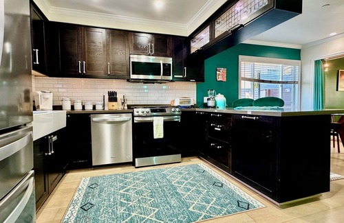 Woodland Hills Casa | Elegant, peaceful, contemporary hillside home w/tropical patio/colored lighting