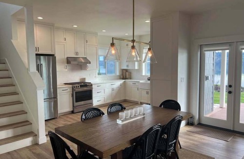 Poulsbo Casa | Elegant PNW Waterfront Beach House with Pickleball