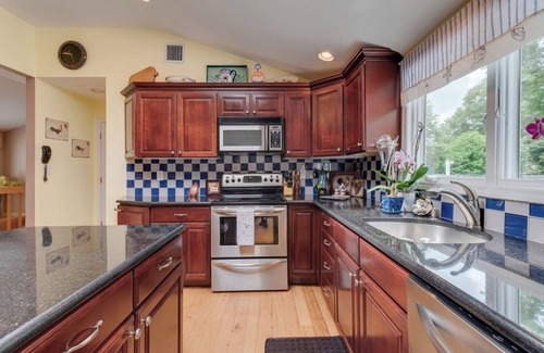 Syosset Casa | Elegant private resort style North Shore home