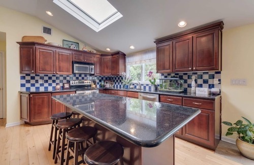 Syosset Casa | Elegant private resort style North Shore home