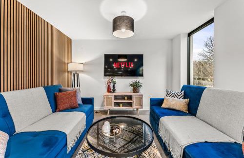 Cheltenham Casa | Elegant Retreat in Cheltenham - Garden & Parking Included