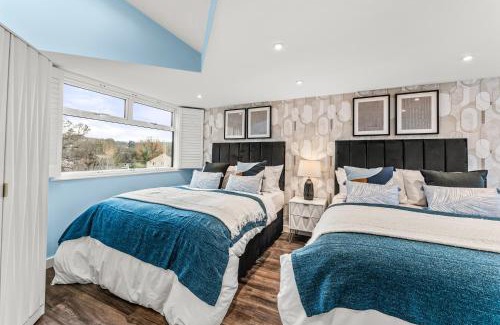 Cheltenham Casa | Elegant Retreat in Cheltenham - Garden & Parking Included