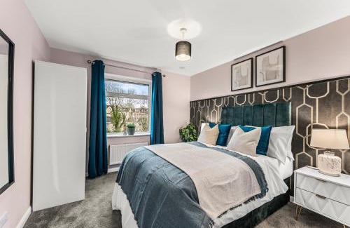 Cheltenham Casa | Elegant Retreat in Cheltenham - Garden & Parking Included