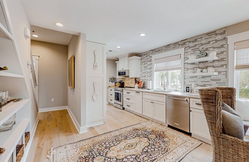 Bluffton Apartamento | Elegant retreat near the sea with a covered balcony, chef's kitchen, W/D, & AC