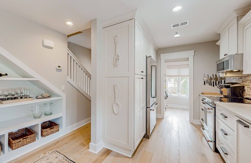 Bluffton Apartamento | Elegant retreat near the sea with a covered balcony, chef's kitchen, W/D, & AC