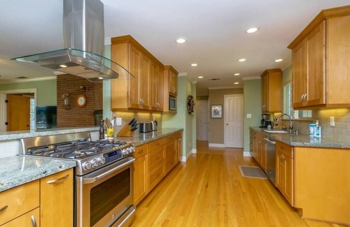 Central Sacramento Casa | Elegant River Park Sanctuary