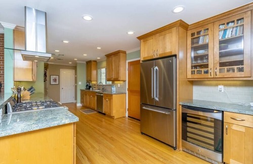 Central Sacramento Casa | Elegant River Park Sanctuary