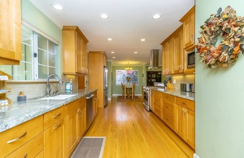 Central Sacramento Casa | Elegant River Park Sanctuary