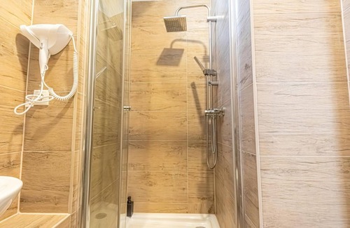 Neulerchenfeld Apartamento | Elegant Room, 6-Minutes to Wiener Stadthalle