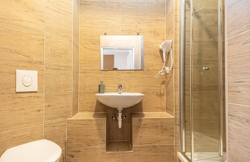 Neulerchenfeld Apartamento | Elegant Room, 6-Minutes to Wiener Stadthalle