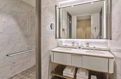 Fort Worth Cultural District Hotel | Elegant Room w/ Balcony Designed for Arts & Leisure