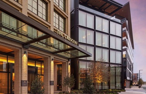 Fort Worth Cultural District Hotel | Elegant Room w/ Balcony Designed for Arts & Leisure