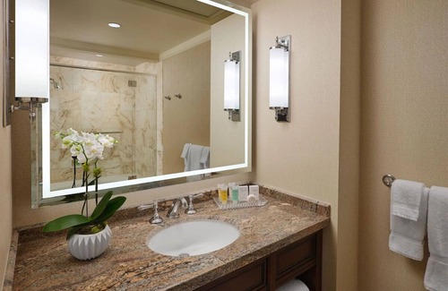 Rio Grande Hotel | Elegant Room w/ Heated Pool & Luxurious Décor for Ultimate Relaxation