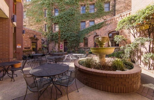 Placerville Condominio | Elegant Room with Antique Touches