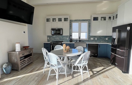 San Diego Casa | Elegant San Diego Escape Where Tranquility Meets Luxury. A/C, WIFI, and Hot Tub!