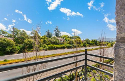 Santa Rosa Apartamento | Elegant Santa Rosa Getaway at Historic Stonehouse!