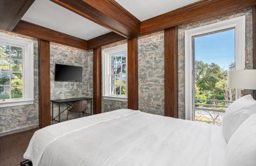 Santa Rosa Apartamento | Elegant Santa Rosa Getaway at Historic Stonehouse!