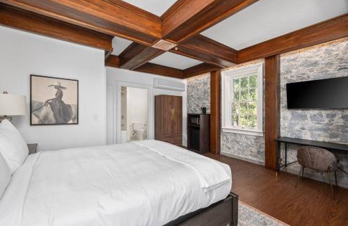Santa Rosa Apartamento | Elegant Santa Rosa Getaway at Historic Stonehouse!